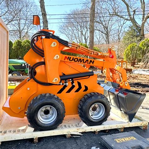 Wheeled Mini Skid Steer with 23 hp EPA Engine 